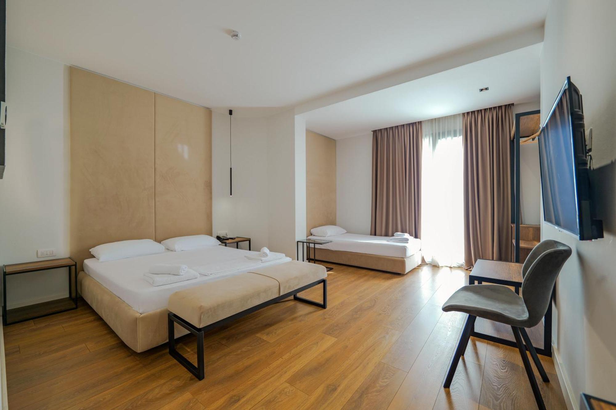 Hotel Central Vlorë Buitenkant foto