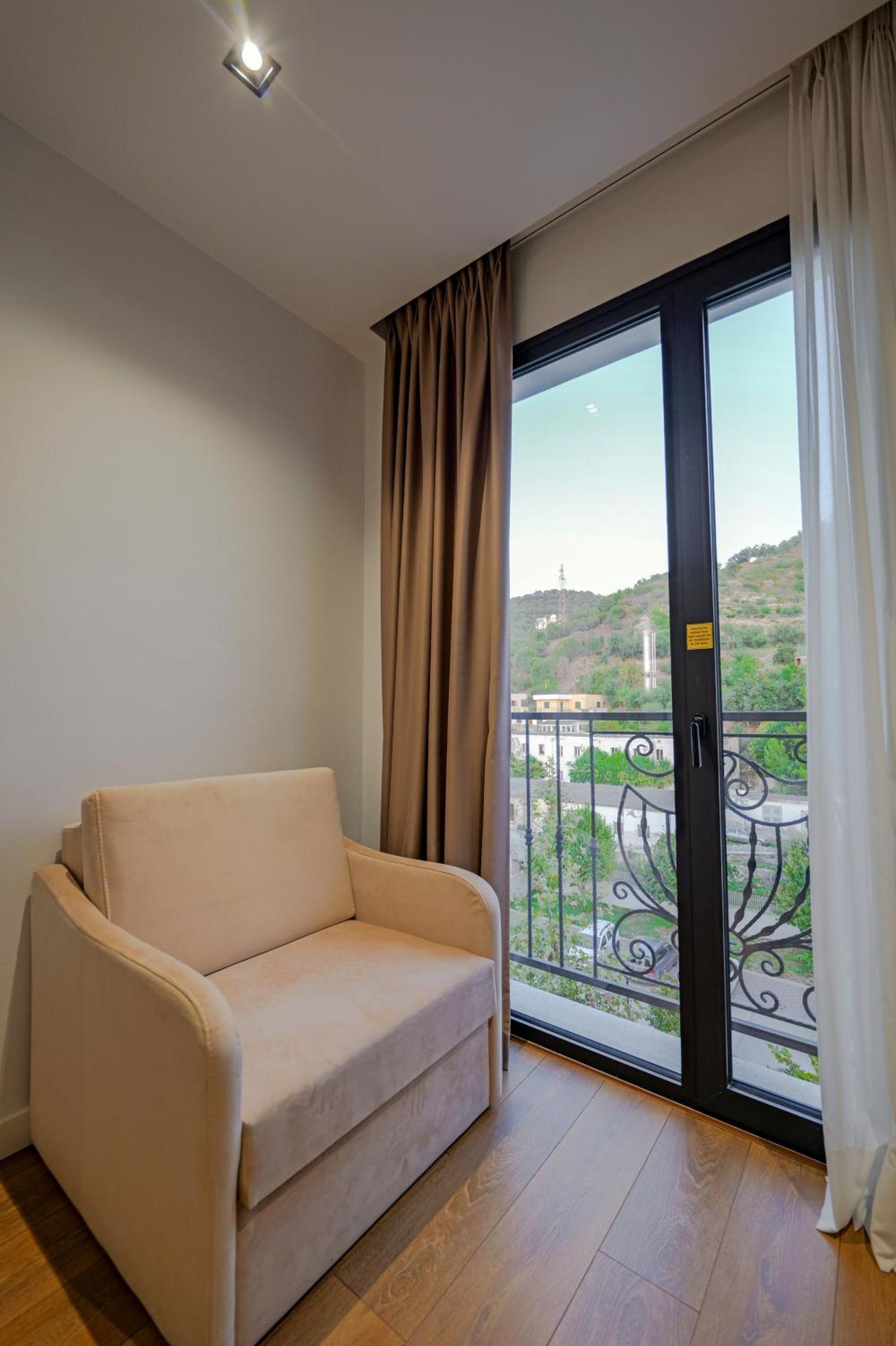 Hotel Central Vlorë Buitenkant foto