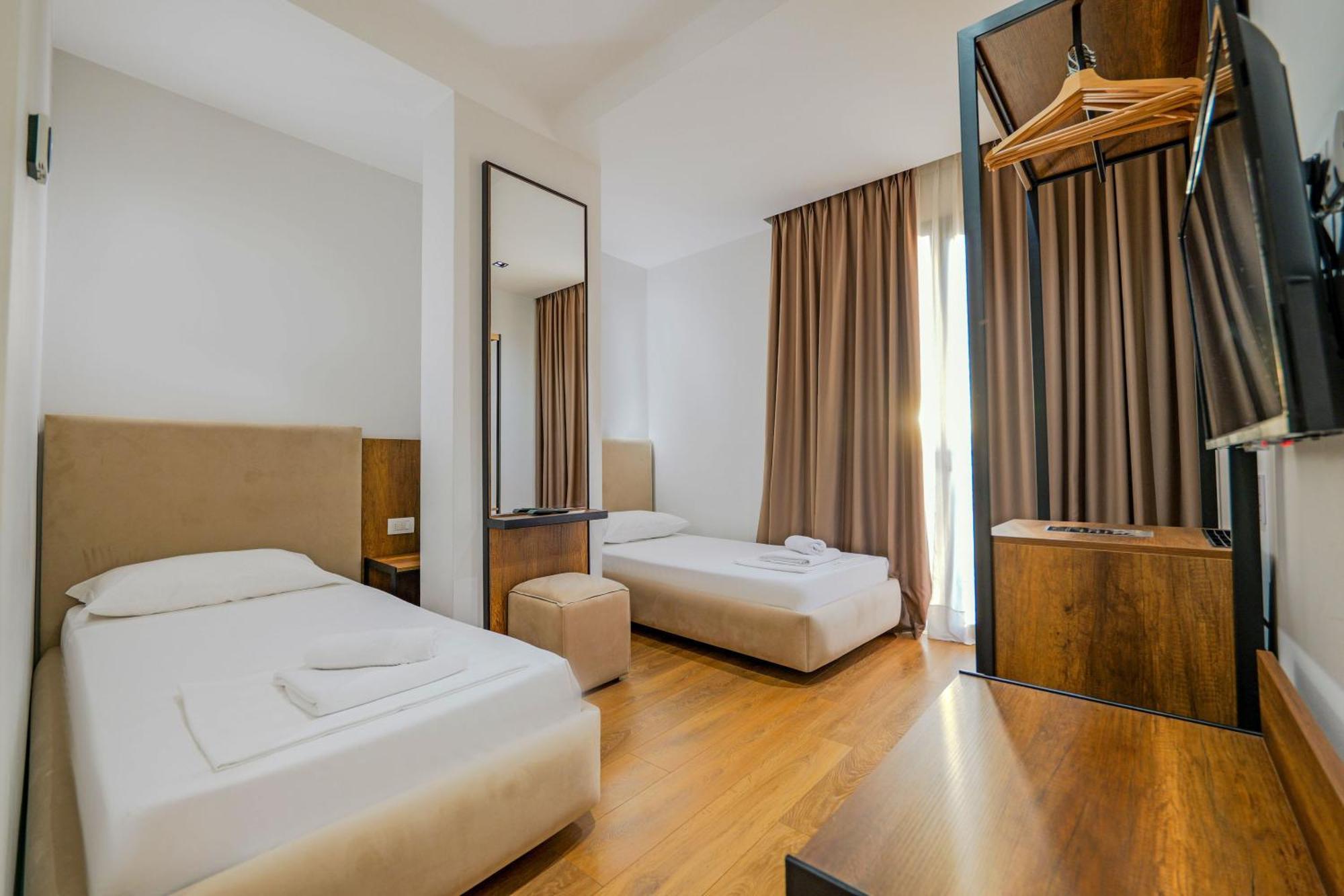 Hotel Central Vlorë Buitenkant foto