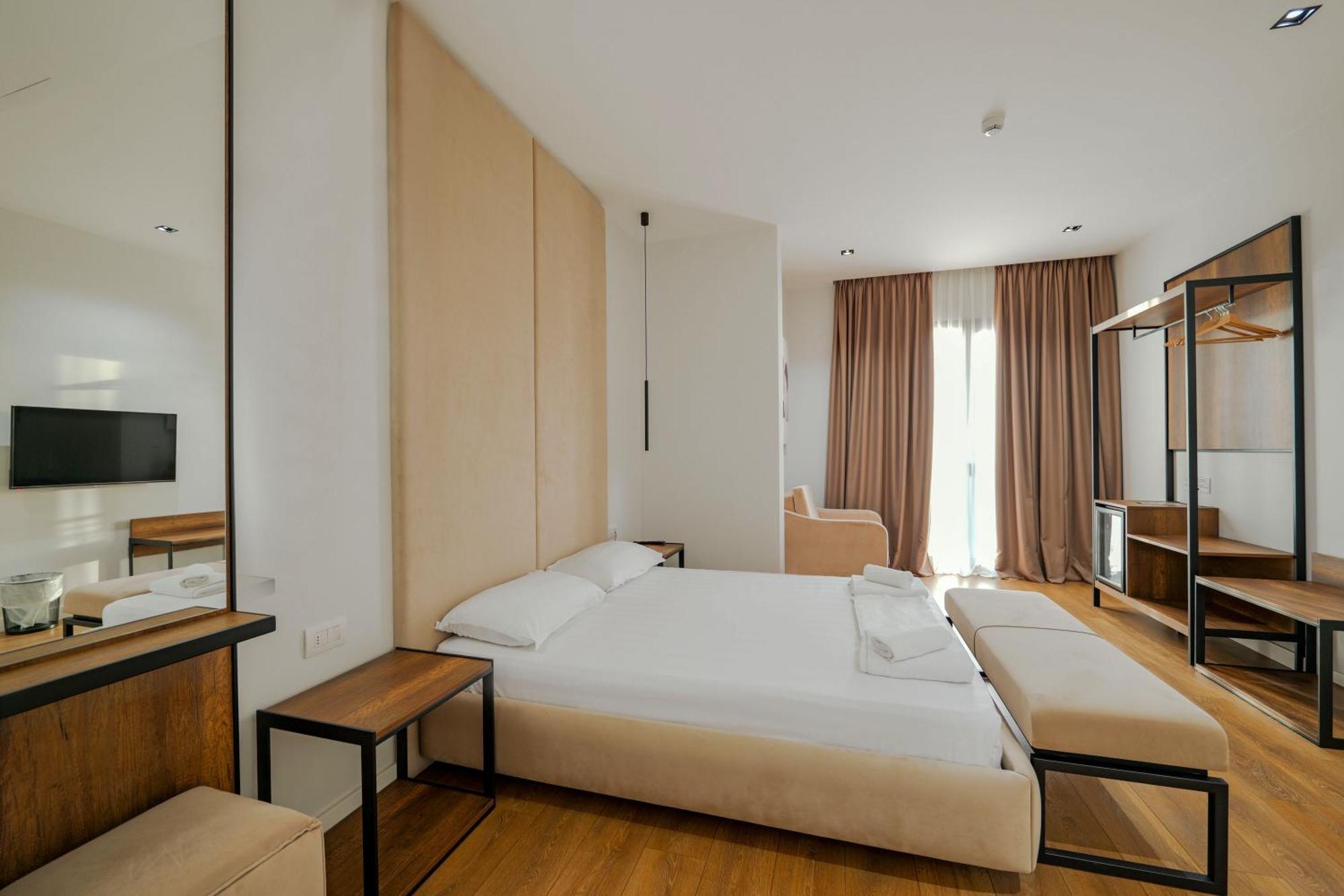 Hotel Central Vlorë Buitenkant foto