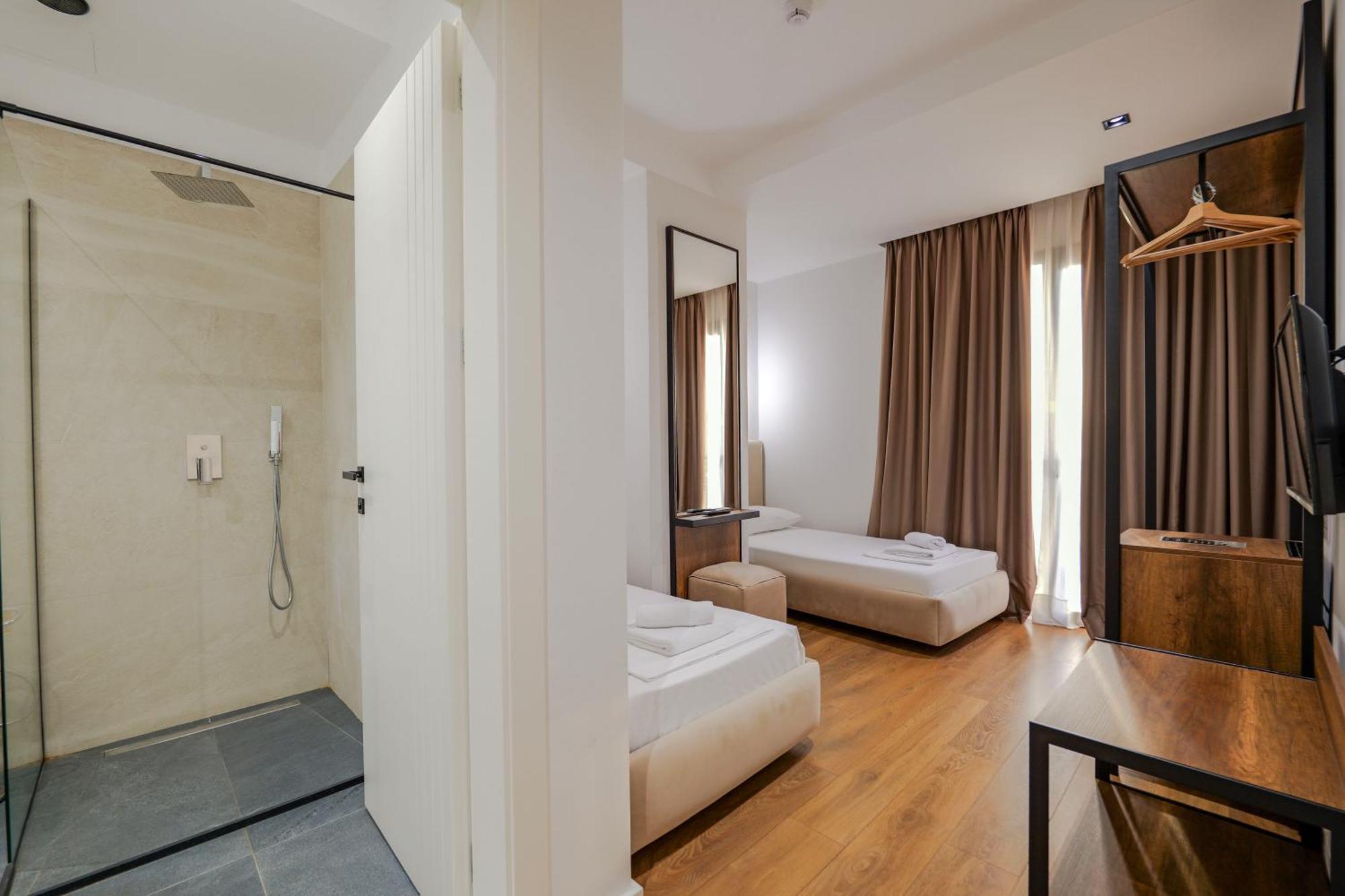 Hotel Central Vlorë Buitenkant foto