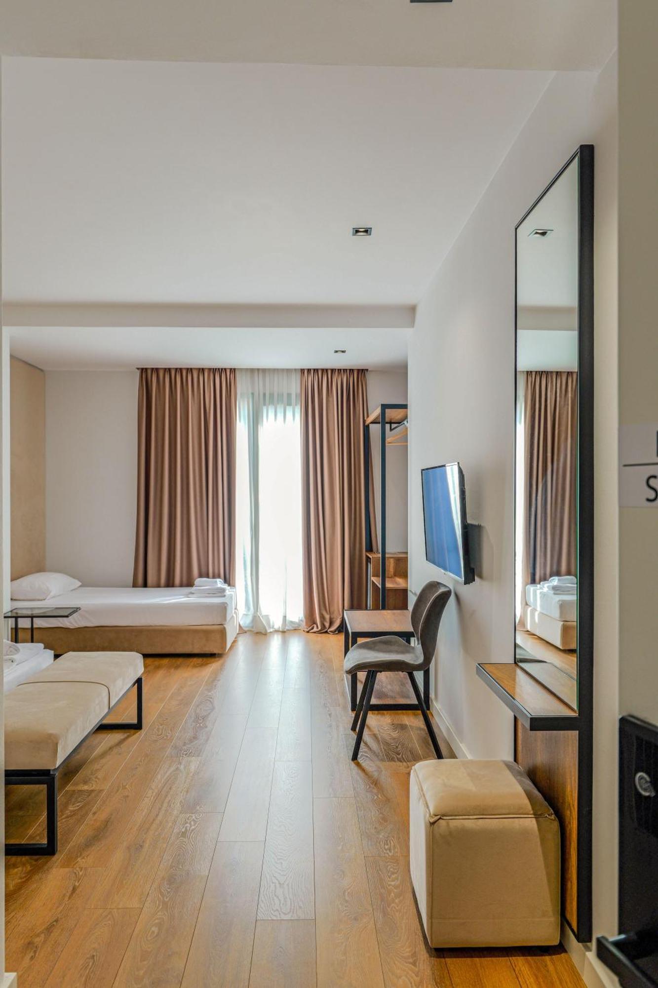 Hotel Central Vlorë Buitenkant foto