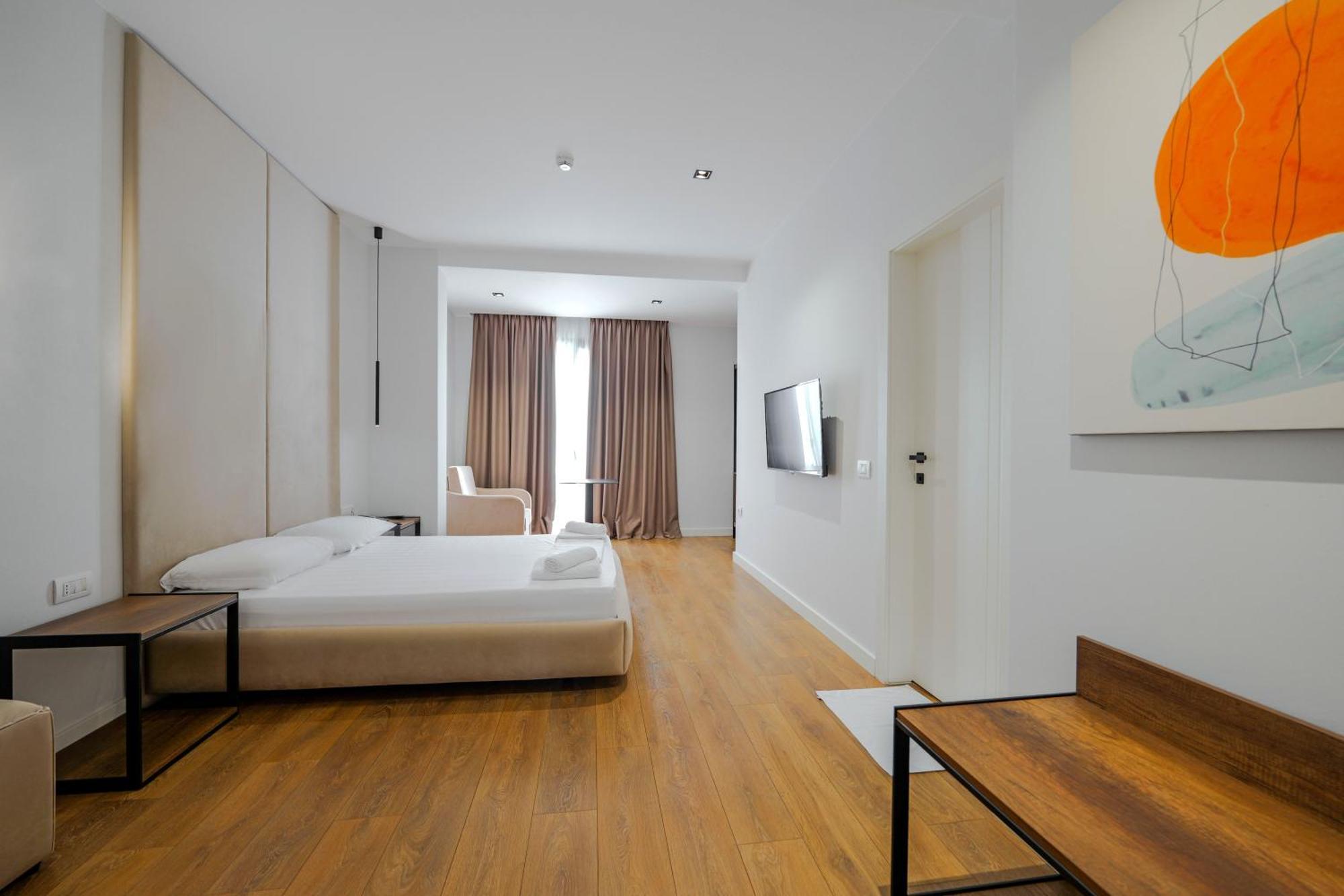 Hotel Central Vlorë Buitenkant foto