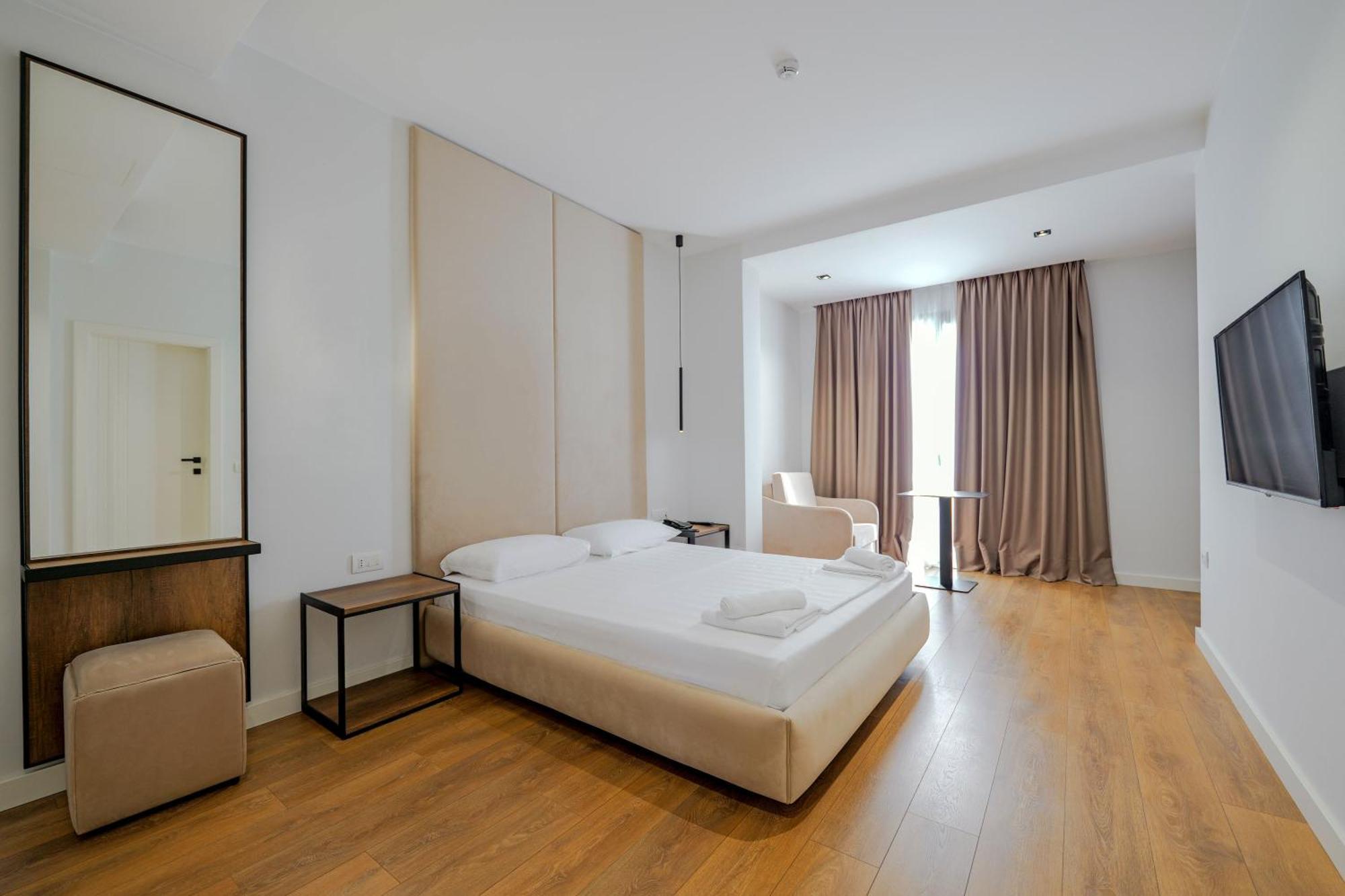 Hotel Central Vlorë Buitenkant foto