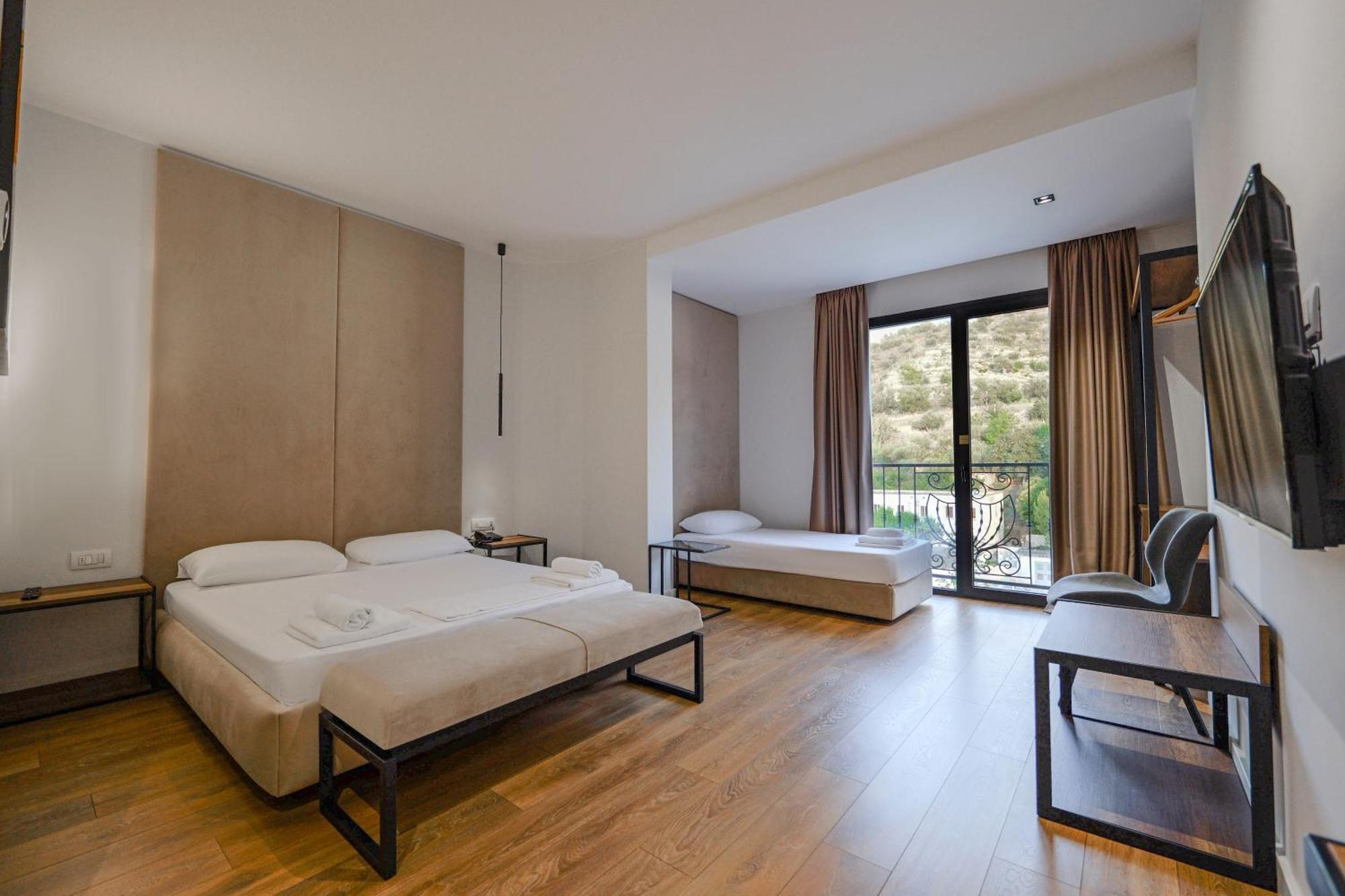 Hotel Central Vlorë Buitenkant foto