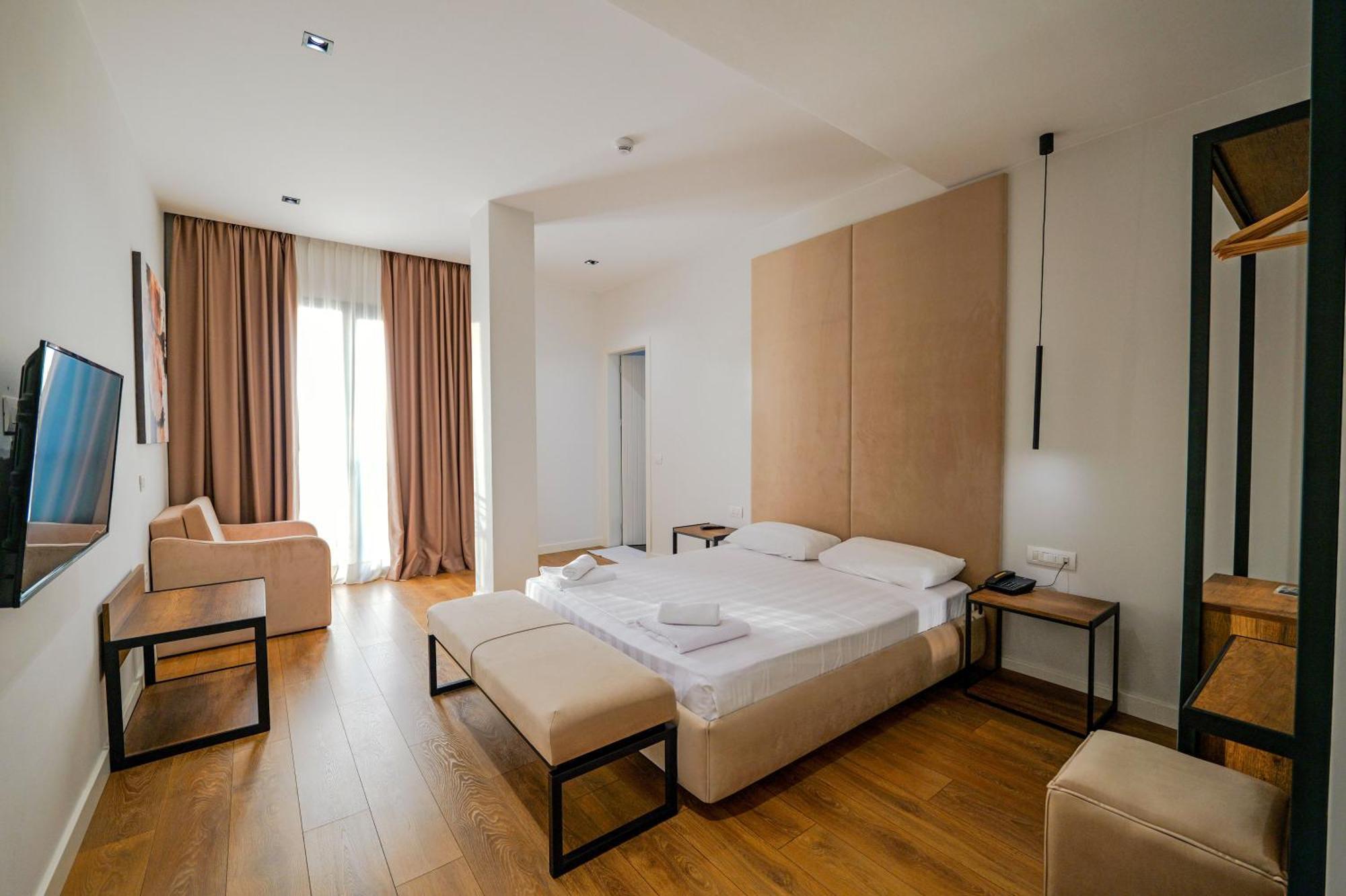 Hotel Central Vlorë Buitenkant foto