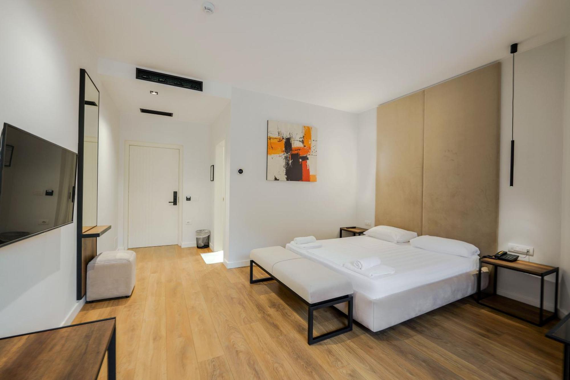 Hotel Central Vlorë Buitenkant foto